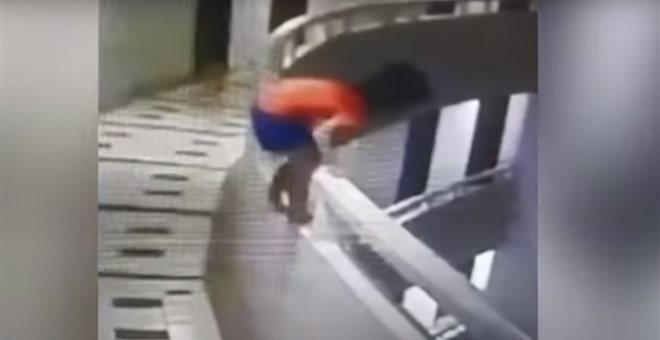 Απίστευτο! Πεντάχρονη υπνοβατεί και πέφτει από τον 11ο όροφο! (video) — ΣΚΑΪ (www.skai.gr)