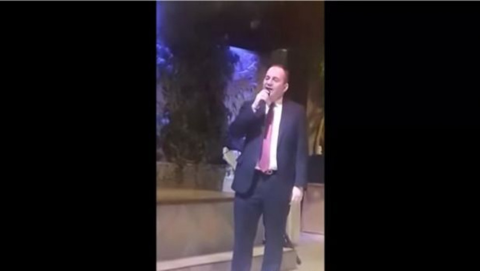 Ο Πλακιωτάκης πήρε το μικρόφωνο: ο Υπουργός τραγουδά Διονυσίου